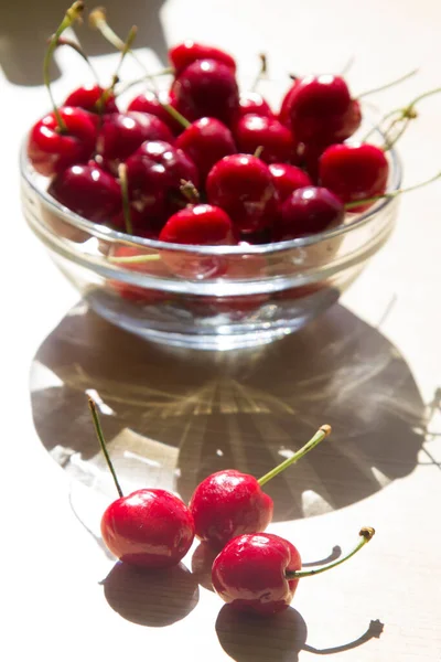 Tazón Vidrio Lleno Deliciosas Cerezas Rojas — Foto de Stock