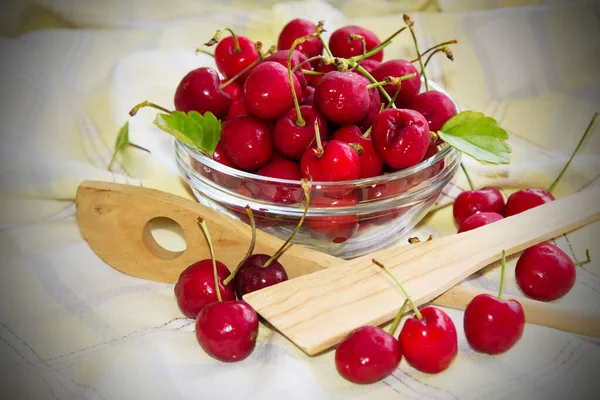 Tigela Cheia Deliciosas Cerejas Vermelhas Toalha Mesa — Fotografia de Stock