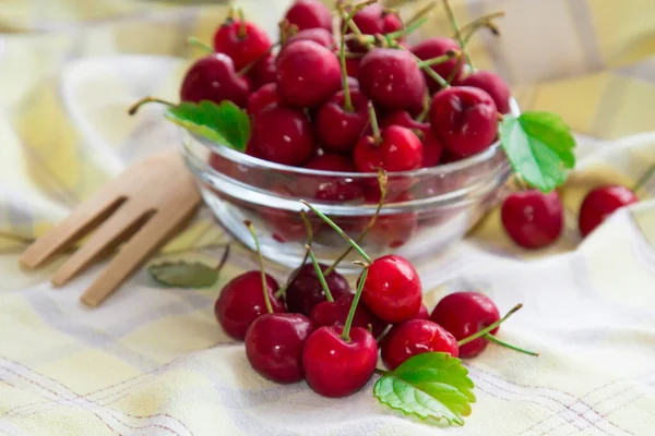 Tazón Vidrio Con Cerezas Rojas Sobre Mantel Amarillo — Foto de Stock