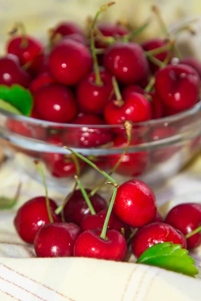 Tazón Vidrio Con Cerezas Rojas Sobre Mantel Amarillo — Foto de Stock