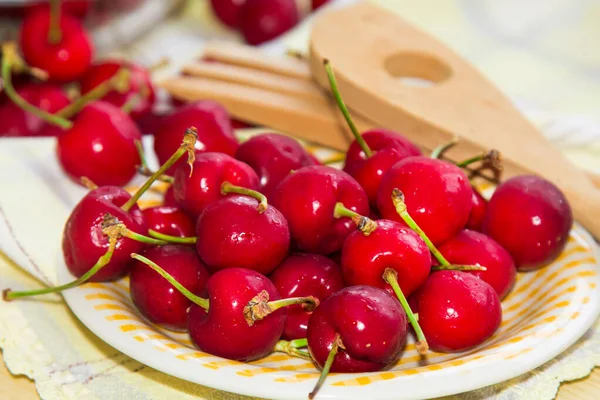 Plato Cerezas Rojas Mantel Cuadros — Foto de Stock