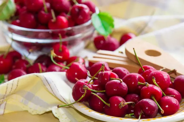 Tallrik Med Läckra Röda Körsbär Bordet Med Duk — Stockfoto