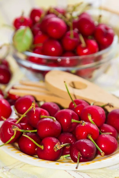 Tallrik Med Läckra Röda Körsbär Bordet Med Duk — Stockfoto