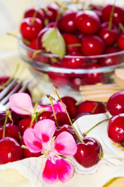 Deliciosas Cerezas Rojas Sobre Mesa — Foto de Stock