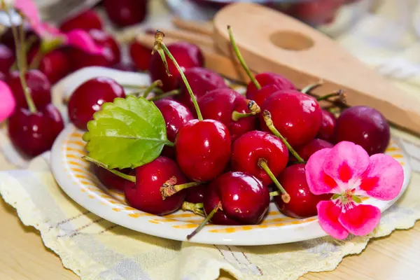 Deliciosas Cerezas Rojas Sobre Mesa — Foto de Stock