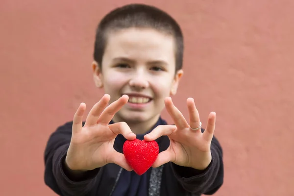 手に癌と赤の心臓を持つ少女は — ストック写真
