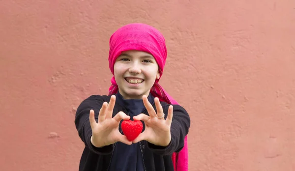 Girl Sick Cancer Red Heart Her Hands — Stock Photo, Image