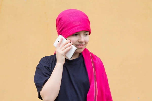 Girl Cancer Head Scarf Using Mobile Phone — Stock Photo, Image