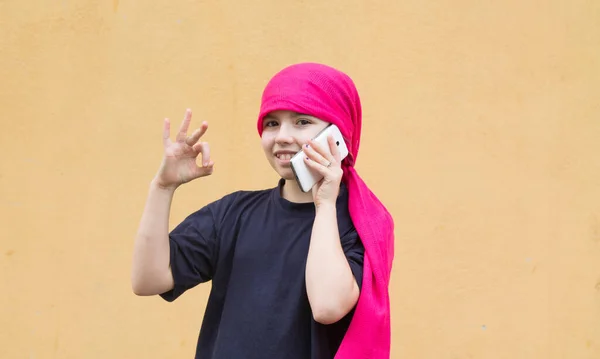 Girl Cancer Head Scarf Using Mobile Phone Making Sign — Stock Photo, Image