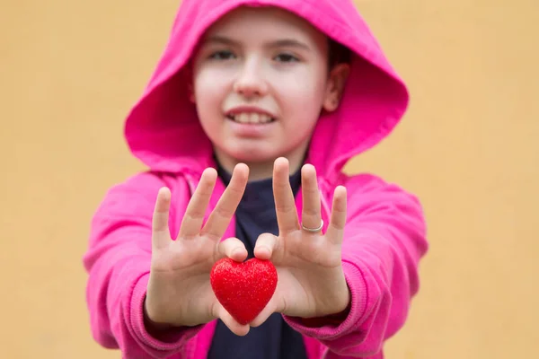 Bambina Con Cappuccio Con Cuore Mano — Foto Stock