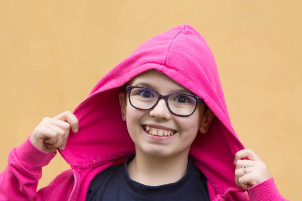 Porträt Eines Hipster Mädchens Mit Kapuzenpulli Und Brille Auf Der — Stockfoto