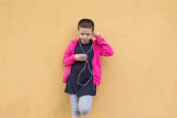 Chica Con Pelo Corto Usando Teléfono Móvil Con Auriculares —  Fotos de Stock