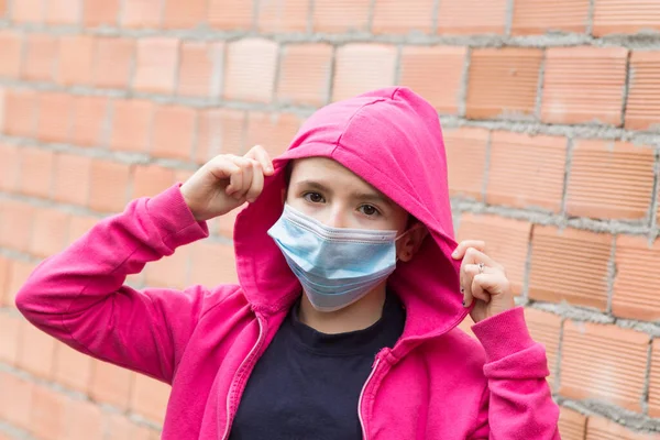 Κορίτσι Ιατρική Μάσκα Στο Πρόσωπο Έννοια Της Νέας Κανονικής — Φωτογραφία Αρχείου