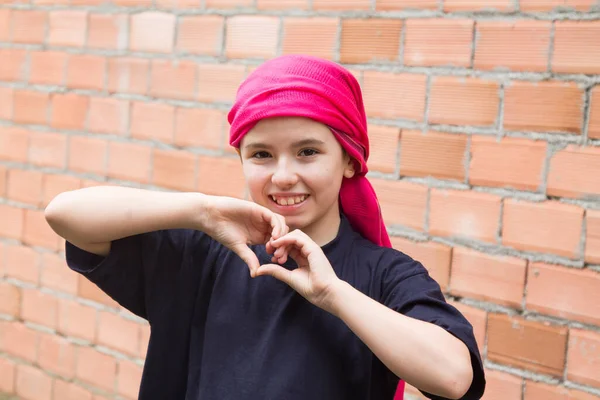 Girl Headscarf Cancer Making Heart Symbol Her Hands — Stockfoto