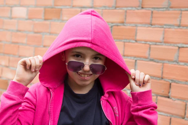 Portret Van Hipster Meisje Met Hoodie Zonnebril Met Baksteen Muur — Stockfoto