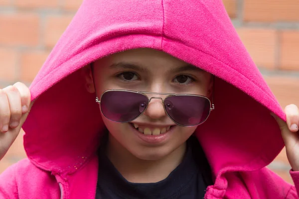 Porträt Eines Hipster Mädchens Mit Kapuzenpulli Und Sonnenbrille Mit Backsteinhintergrund — Stockfoto