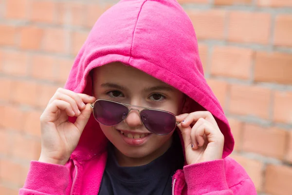 Portret Van Hipster Meisje Met Hoodie Zonnebril Straat — Stockfoto