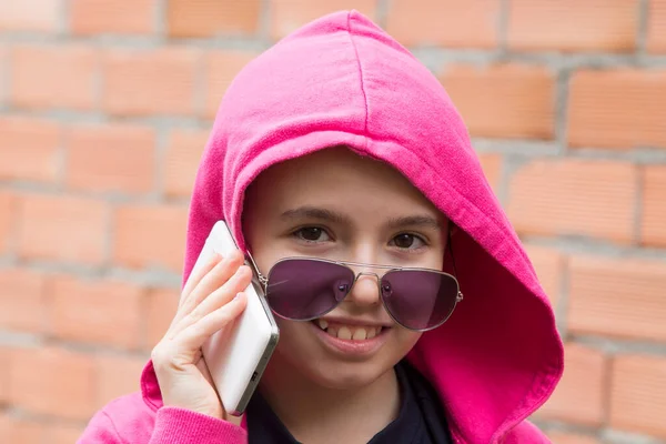 Jonge Vrouw Glimlachen Met Mobiele Telefoon Muur Achtergrond — Stockfoto