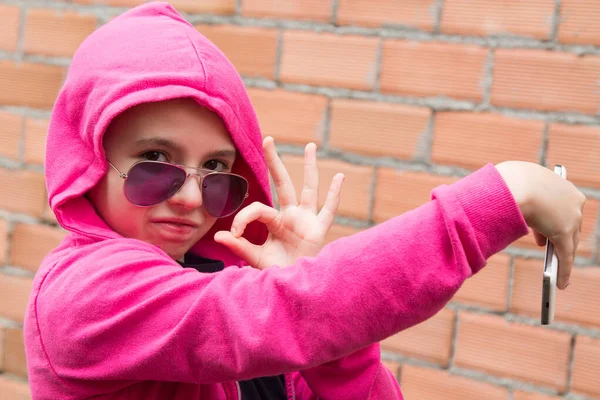 Giovane Donna Felpa Occhiali Sole Utilizzando Telefono Cellulare Scattare Selfie — Foto Stock