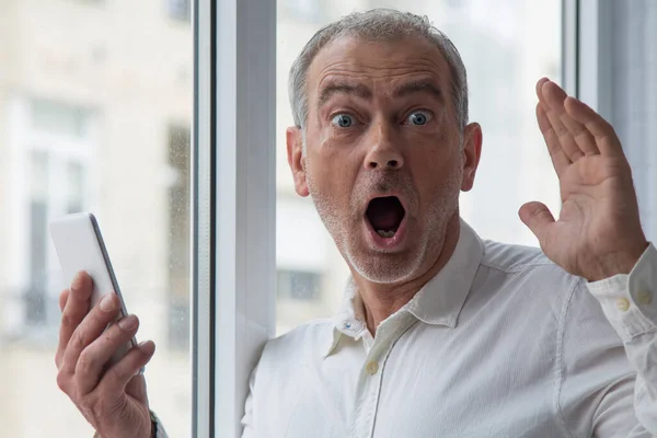 Homem Sênior Com Expressão Surpreso Usando Telefone Celular — Fotografia de Stock