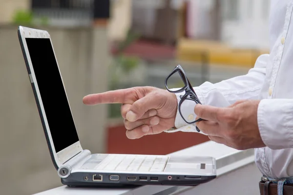 Händer Med Bärbara Tangentbord Närbild — Stockfoto