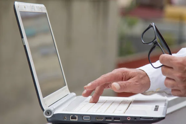 Händer Med Bärbara Tangentbord Närbild — Stockfoto