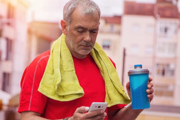 Hombre Adulto Con Toalla Después Del Entrenamiento Deportivo Gimnasio Con —  Fotos de Stock