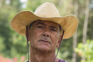 Hasır şapkalı bir çiftçinin portresi