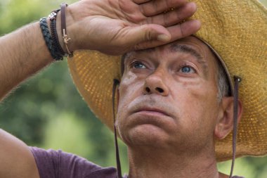 Çiftçi hasatta çalışmaktan yoruldu.