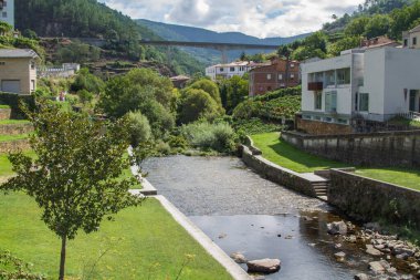 Nehrin kıyısındaki kır evi.