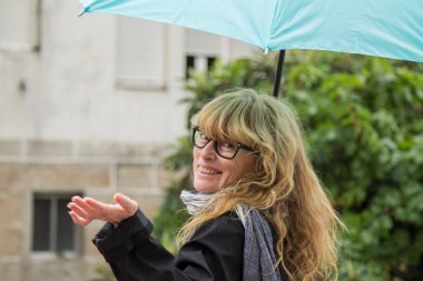 Şemsiyeli ve eşarplı kadın