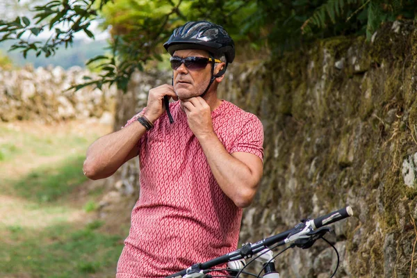 Bisikletli Bir Bisikletçi Koruyucu Bir Kask Takıyor — Stok fotoğraf