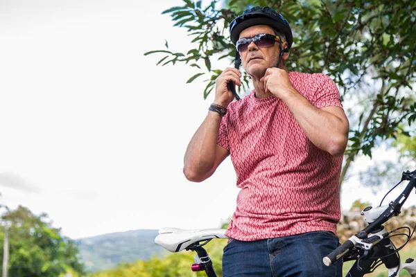 Bisikletli Bir Bisikletçi Koruyucu Bir Kask Takıyor — Stok fotoğraf