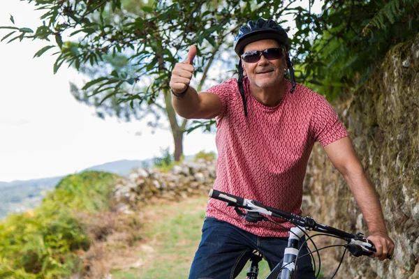 Bisikletli Adam Parmaklarıyla Imza Atıyor — Stok fotoğraf