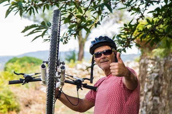 Ciclista Sulla Sua Moto Facendo Segno Con Dita — Foto Stock