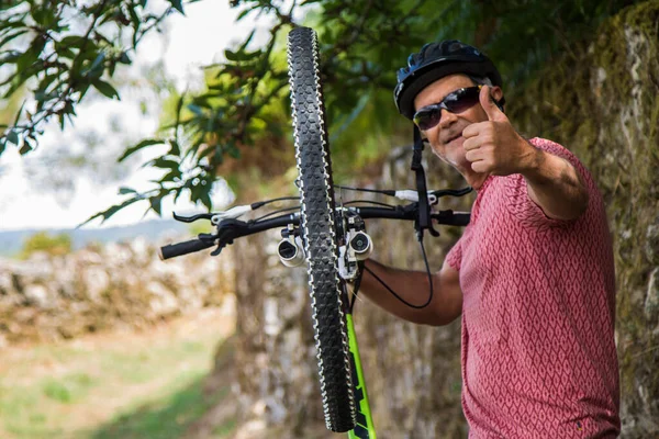 Bisikletli Adam Parmaklarıyla Imza Atıyor — Stok fotoğraf