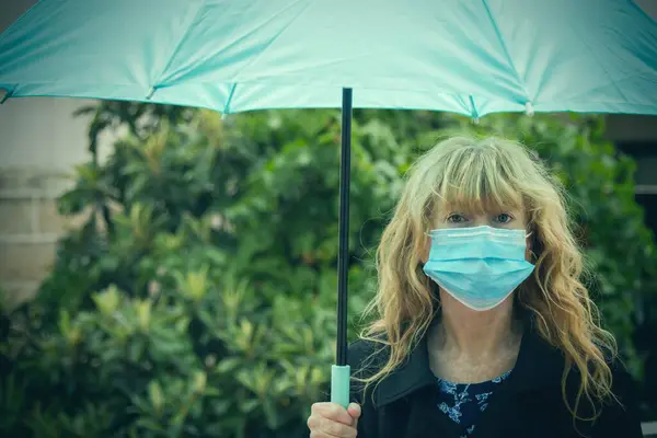 Mulher Com Máscara Cirúrgica Guarda Chuva — Fotografia de Stock