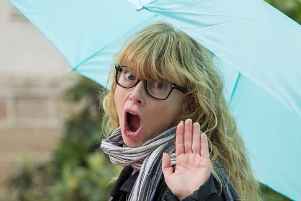 Mujer Con Paraguas Gesto Sorpresa —  Fotos de Stock