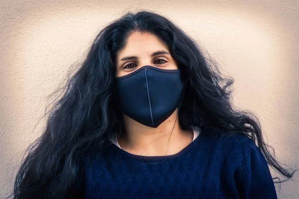 Porträt Eines Langhaarigen Brünetten Mädchens Mit Chirurgischer Maske — Stockfoto
