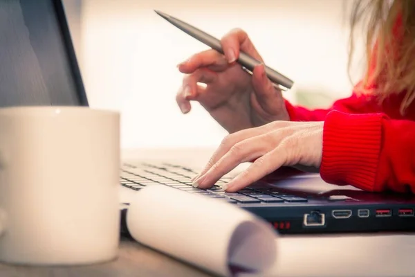 Utilisant Clavier Ordinateur Dans Bureau — Photo