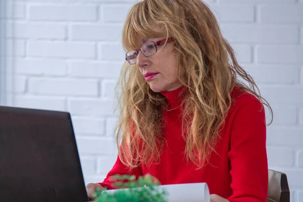 Mujer Madura Que Trabaja Con Ordenador Portátil Casa Oficina — Foto de Stock