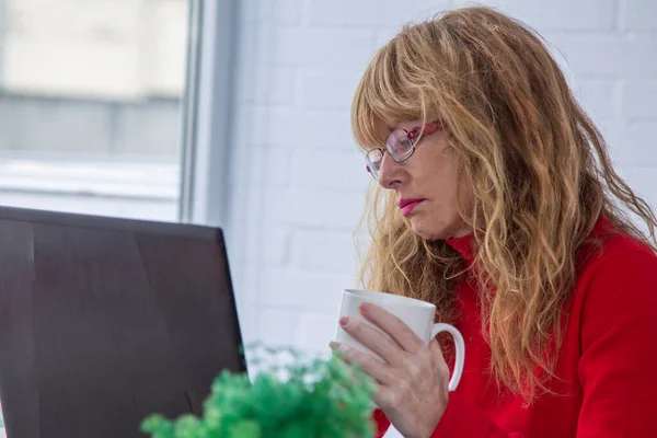 Mujer Negocios Tomando Una Taza Café Oficina —  Fotos de Stock