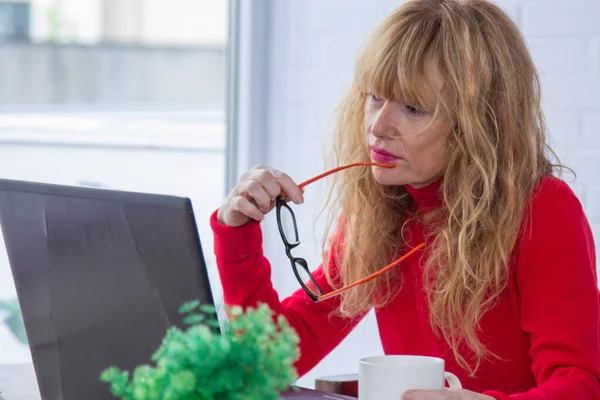 Mujer Negocios Vistiendo Ropa Casual Mientras Está Sentada Oficina Trabajando — Foto de Stock