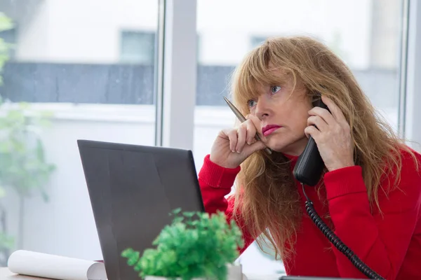 Mujer Negocios Usando Computadora Hablando Por Teléfono Oficina —  Fotos de Stock