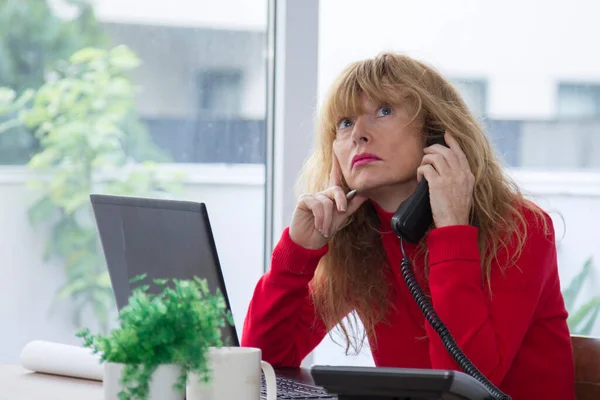 Mujer Negocios Usando Computadora Hablando Por Teléfono Oficina — Foto de Stock