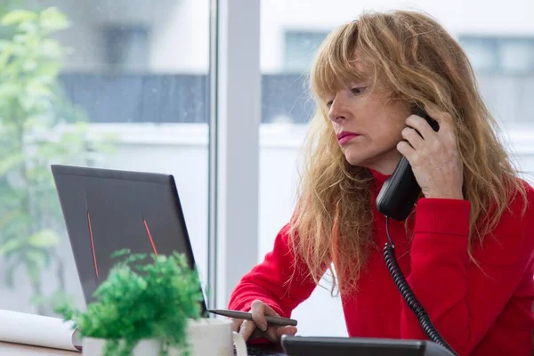 Mujer Negocios Que Trabaja Oficina Casa Con Teléfono Computadora — Foto de Stock