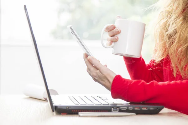 Mujer Negocios Con Teléfono Móvil Computadora Oficina Hogar — Foto de Stock