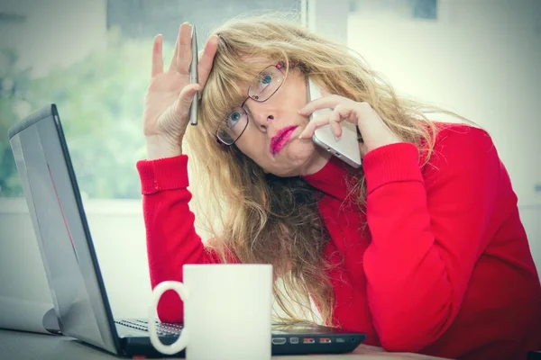 Mujer Negocios Estresada Abrumada Hablando Teléfono Móvil —  Fotos de Stock