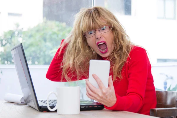 Mulher Estressada Escritório Gritando Com Telefone Móvel — Fotografia de Stock