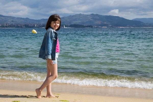 Дівчина Ходить Уздовж Берега Пляжу — стокове фото